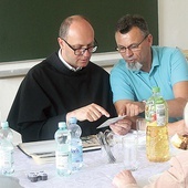 Ojciec Jan Maria Szewek OFM Conv (w środku) pojawił się na czerwcowym spotkaniu absolwentów legnickiego NSD LO.