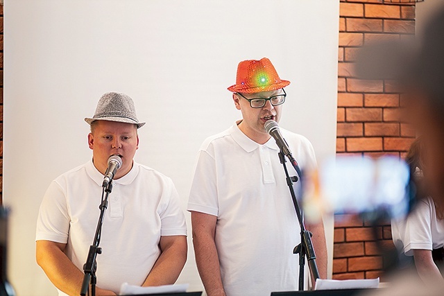 	Uroczyste otwarcie Ważka Art-Café uświetnili swoim występem Maciej i Piotrek. Na początku nie mogło oczywiście zabraknąć utworu Ireny Jarockiej „Kawiarenki”.
