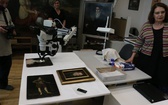 Nowoczesny mikroskop w Pracowni Konserwacji Malarstwa Muzeum Książąt Czartoryskich