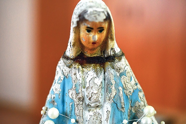 ▲	Jedna ze zniszczonych figurek Matki Bożej przyniesionych  do parafii.