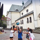 ▲	Dzieci próbują trafić piłką do kosza w ramach jednego z konkursów sportowych.