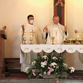 Eucharystię celebrowali (od lewej): ks. Zdzisław Bochniak, ks. Grzegorz Wójcik, bp Marek Solarczyk i ks. Andrzej Jędrzejewski.