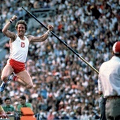 Władysław Kozakiewicz podczas zwycięskiego skoku na olimpiadzie w Moskwie.