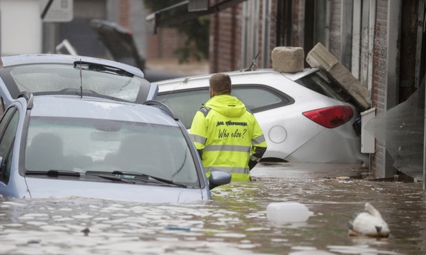 Ewakuacja polskich dzieci w Belgii z powodu powodzi opóźniona o ok. 2 godziny