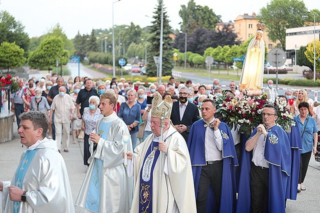 ▲	Biskup senior Kazimierz Górny przewodniczył Mszy św. i procesji fatimskiej.