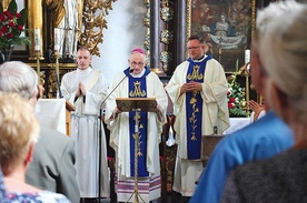 ▲	Eucharystię wraz z biskupem koncelebrowali ks. Arkadiusz Dekański, kustosz sanktuarium, i kapłani z dekanatu.