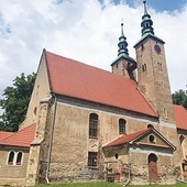 Szczególną troską parafianie otaczają XIII-wieczny kościół Niepokalanego Poczęcia NMP i św. Zuzanny.