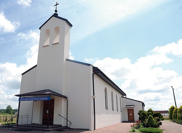 ◄	Parafia leży w dekanacie jedlińskim, niedaleko Białobrzegów.