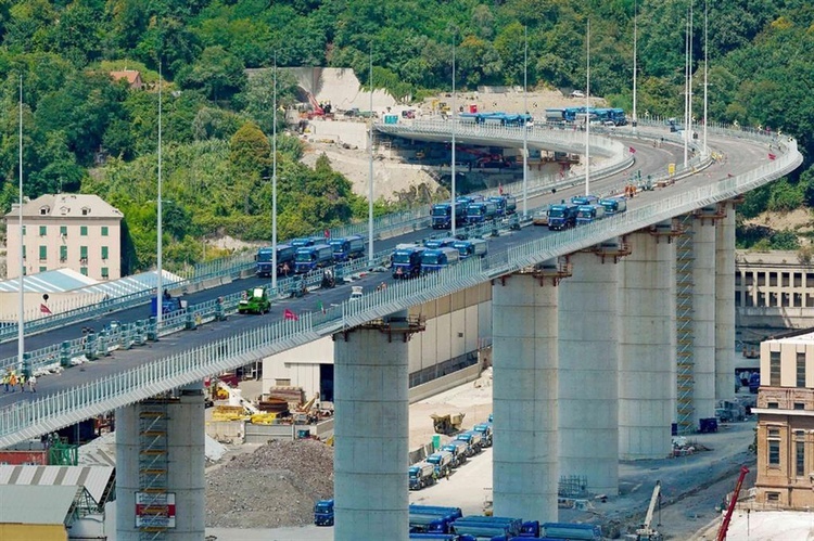 Nowy most San Giorgio powstał w miejsce mostu Morandi, który runął w 2018 roku. Na zdjęciu próby obciążenia z udziałem jeżdżących po przeprawie ciężarówek wypełnionych piasekiem.
