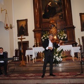 Na skrzypcach gra Bogdan Kierejsza, na organach - Robert Grudzień.