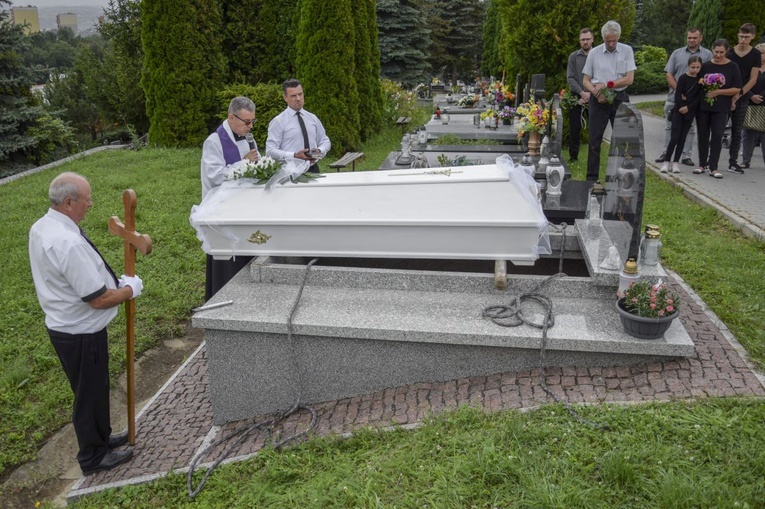 Pogrzebowi dzieci przewodniczył ks. Jerzy Jurkiewicz, kustosz bazyliki św. Małgorzaty w Nowym Sączu.