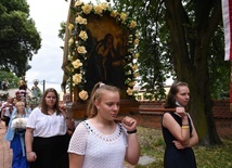 Dziewczęta niosą fertron ze św. Marią Magdaleną pokutnicą.