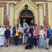 Większość grup wyruszających na jakubowy szlak rozpoczynała wędrówkę od Mszy św. w kościele św. Jakuba w Gdańsku-Oliwie. Na zdjęciu katecheci.