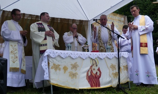 Na Hrobaczej Łące od lewej księża: Adam Wandzel, Grzegorz Siwek, Zbigniew Macura, Henryk Zątek i Wojciech Olesiński.