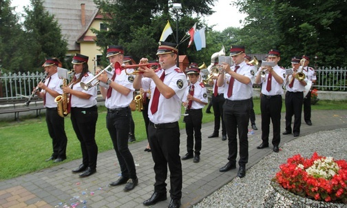 Orkiestra z Roczyn uświetniła świętowanie w Rzykach.