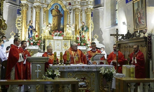 Msza św. pod przewodnictwem bpa Janusza Mastalskiego w Rzykach.