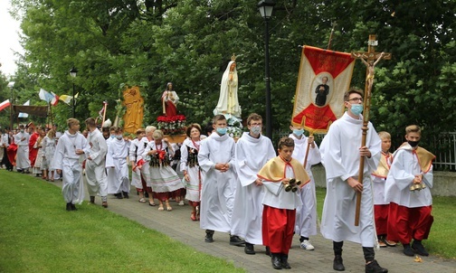 Procesja eucharystyczna podczas uroczystości odpustowej w Rzykach.
