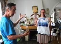 Dominika Putyra i jej tata prezentują sportowe trofea paraolimpijki z Bystrej Krakowskiej.