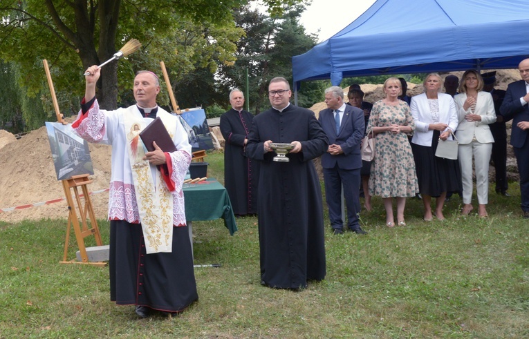 Siedzibę stacjonarnego hospicjum poświęcił bp Marek Solarczyk. Obok ks. Tomasz Pastuszka.