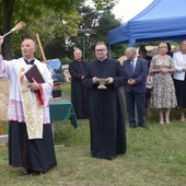 Siedzibę stacjonarnego hospicjum poświęcił bp Marek Solarczyk. Obok ks. Tomasz Pastuszka.