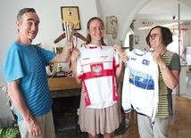▲	Olimpijka i jej dumni rodzice prezentują sportowe trofea.