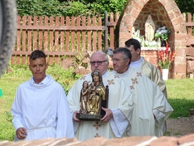 Figurę na Mszę św. wniósł ks. Henryk Kałuża, który również koncelebrował Najświętszą Ofiarę.