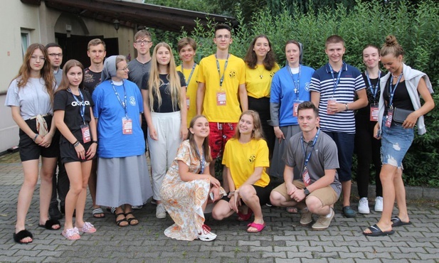 Cześć ekipy przeżywającej wakacyjny obóz "papieskich" stypendystów w bielskim Lipniku.