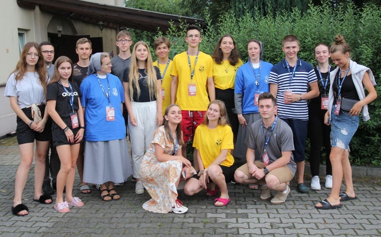 Cześć ekipy przeżywającej wakacyjny obóz "papieskich" stypendystów w bielskim Lipniku.