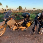 Ks. Fajt odwiedza na motorze wioski należące do jego misji.