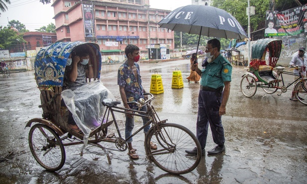 Bangladesz zmaga się z powodziami oraz pandemią