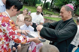 ▲	Biskup podzielił się chlebem z uczestnikami.