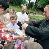 ▲	Biskup podzielił się chlebem z uczestnikami.