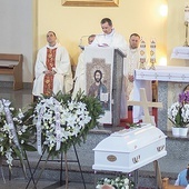 ▲	Msza św. pogrzebowa odbyła się w kościele parafialnym pw. Ducha Świętego w Świdnicy.