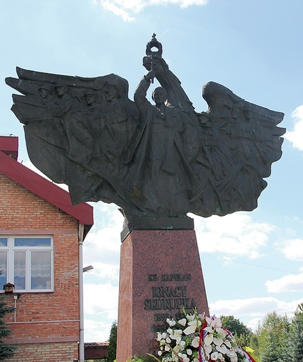 ▲	Pomnik ks. Ignacego Skorupki w Ossowie.