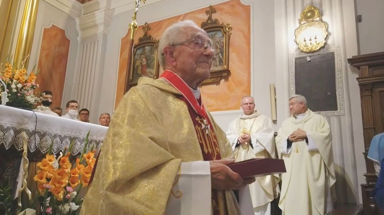Mielec. Ks. Franciszek Hanek został odznaczony Krzyżem Komandorskim Orderu Odrodzenia Polski