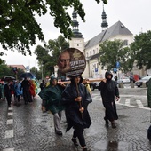 Z Łowicza pielgrzymi wychodzili w strugach deszczu.