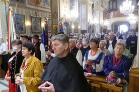 Franciszkanie, rychwałdzcy parafianie i pielgrzymi świętowali razem 75-lecie przybycia zakonników do sanktuarium.