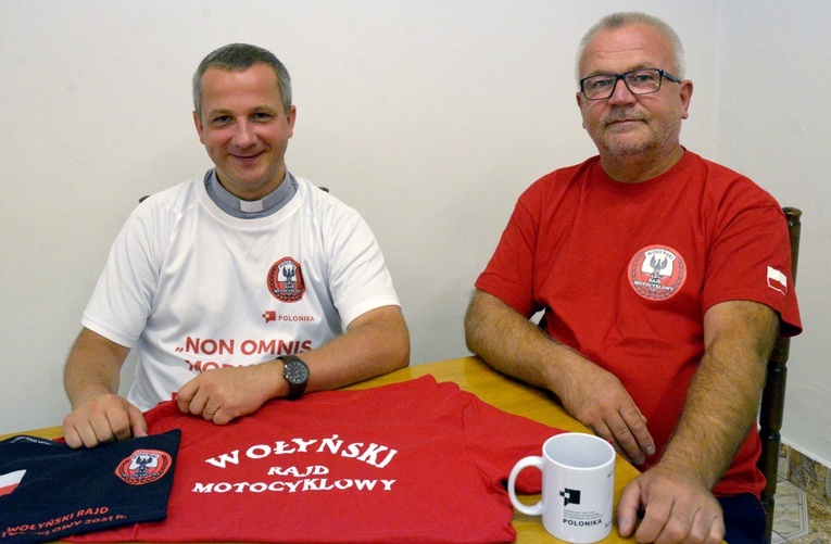Ks. Sławomir Molendowski (z lewej) i ks. Ireneusz Chmura już zapisali się na przyszłoroczną wyprawę.