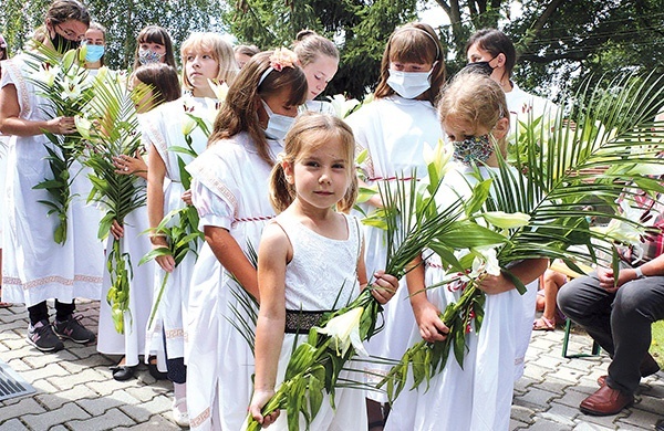 Po Eucharystii wierni przeszli w uroczystej procesji wokół kościoła. Cechą charakterystyczną tego pochodu jest obecność panien niosących lilie – symbol czystości.