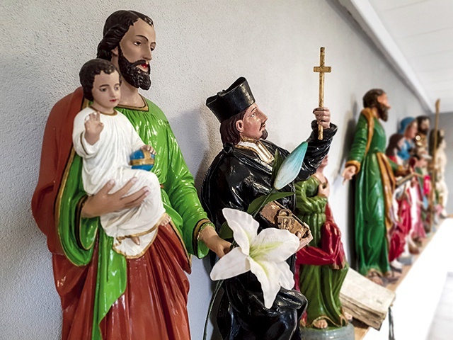 Plac św. Piotra w Watykanie otacza kolumnada Berniniego, tutaj spotykamy namiastkę takiej kumulacji figur świętych.