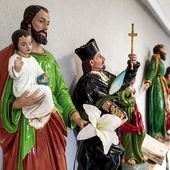 Plac św. Piotra w Watykanie otacza kolumnada Berniniego, tutaj spotykamy namiastkę takiej kumulacji figur świętych.
