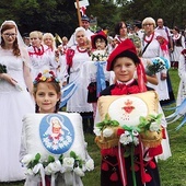 Po dróżkach idą całe rodziny.