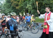 Ks. Wojciech Olesiński pobłogoławił rowerowych pielgryzmów przed kościołem św. Macieja w Andrychowie.