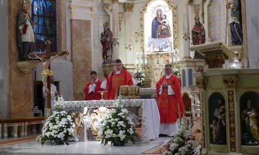 Przy ołtarzu andrychowskiego kościoła św. Macieja: ks. Jerzy Gibas, ks. Wojciech Olesiński i ks. Kazimierz Walusiak.