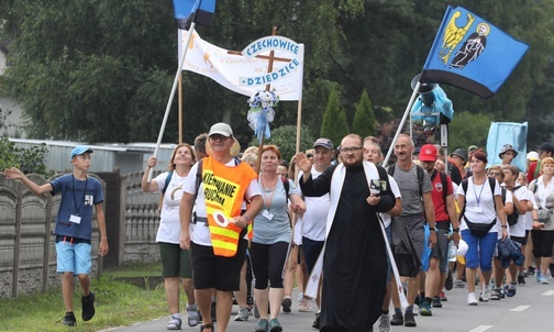 Za krzyżem i flagami z wizerunkiem św. Andrzeja Boboli, patrona Czechowic-Dziedzic, wytrwale pokonywali każdy kilometr...