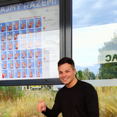 Sosnowiec. Plansze z alfabetem języka migowego na przystankach autobusowych