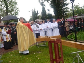 Po Mszy św. i procesji przed kościołem ustawiono i poświęcono krzyż misyjny.