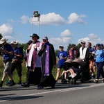 Abp Tadeusz Wojda na trasie pieszych pielgrzymek na Jasną Górę