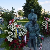 Przed pomnikiem Przed Bitwą Warszawską 1920 złożono wieńce i kwiaty.