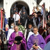 Duszpasterze i mieszkańcy Lalik odprowadzili trumnę z ciałem ks. proboszcza Wojciecha Janke do karawanu, który odjechał do Wieliczki.